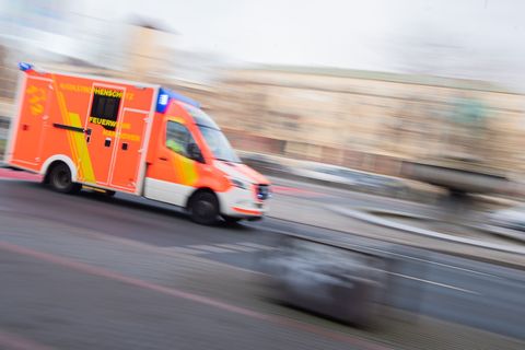 Fünf Menschen sind am Samstagnachmittag bei einer Kollision verletzt worden. (Symbolbild) Foto: Julian Stratenschulte/dpa