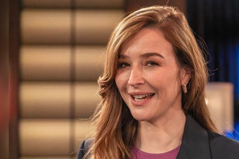 Katrin Bauerfeind übernimmt die Moderation des Jahresrückblicks "Der Comedygipfel - Das Jahr 2025" auf ProSieben.