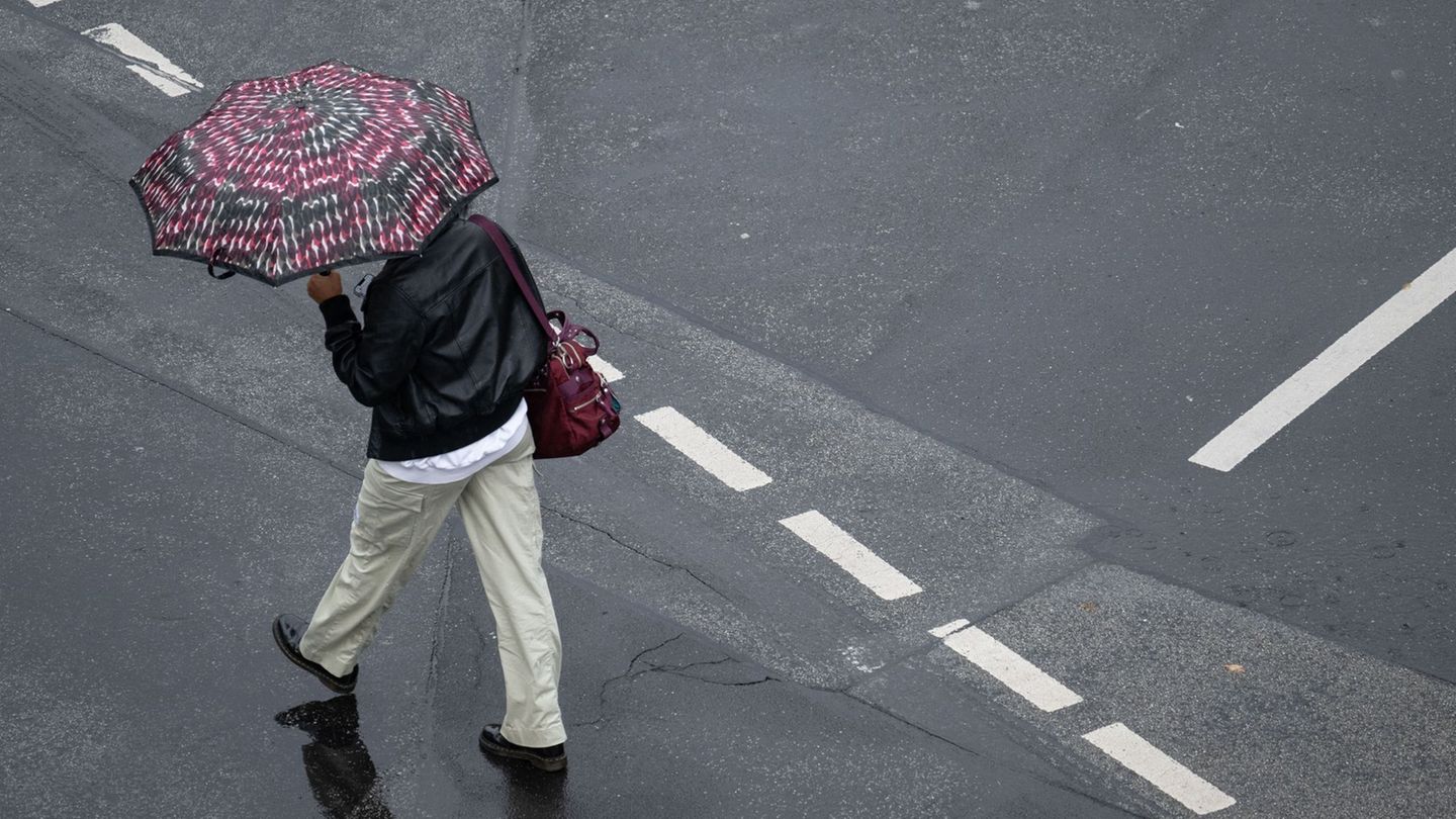 Der Regenschirm wird in der kommenden Woche zum wichtigen Begleiter in Hessen. (Symbolbild) Foto: Boris Roessler/dpa