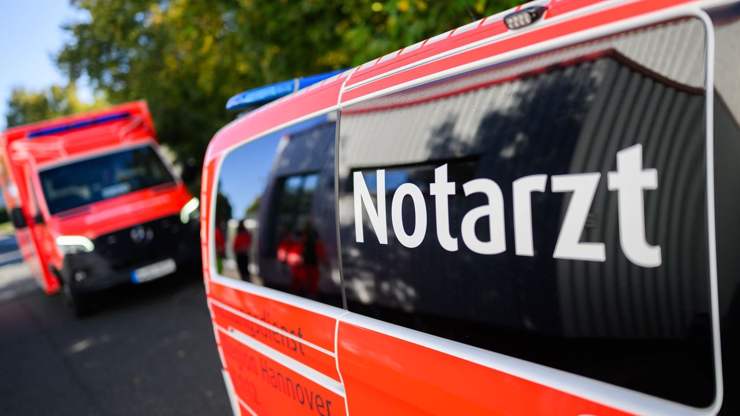 Ein junger Mann wurde am Sonntag mit lebensgefährlichen Verletzungen in ein Krankenhaus gebracht. (Symbolbild) Foto: Julian Stra