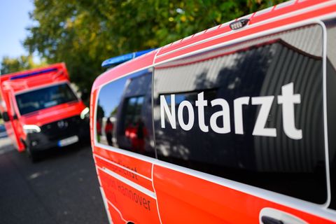 Ein junger Mann wurde am Sonntag mit lebensgefährlichen Verletzungen in ein Krankenhaus gebracht. (Symbolbild) Foto: Julian Stra
