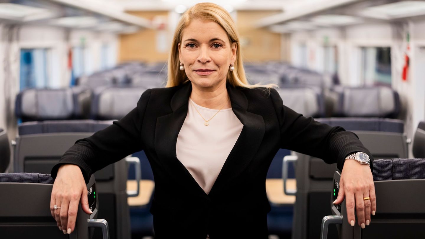 Es müsse alles anders gemacht werden als früher, sagt die neue Bahn-Chefin Palla. (Archivbild) Foto: Christoph Soeder/dpa Pool/d