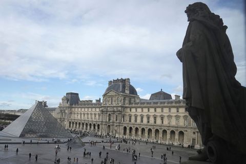 Auf das Pariser Museum Louvre ist ein Raubüberfall verübt worden (Archivbild). Foto: Thibault Camus/AP/dpa