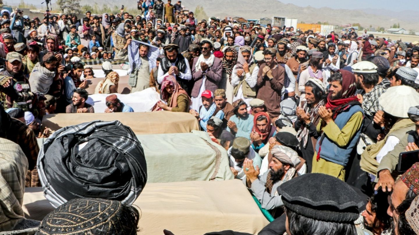 Afghanen bei Beerdigung von Opfern des jüngsten Angriffs