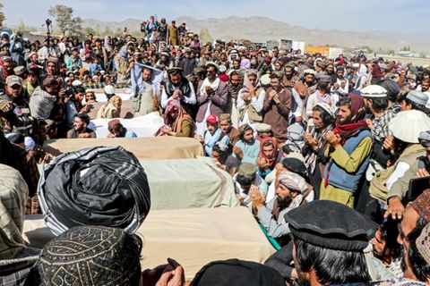 Afghanen bei Beerdigung von Opfern des jüngsten Angriffs