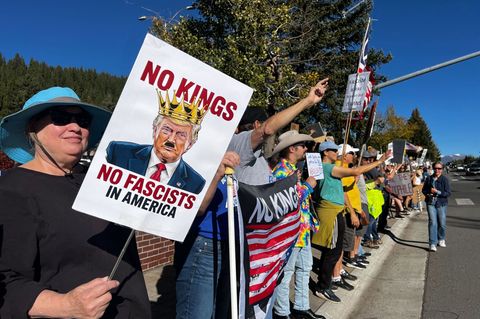 Auch in Truckee in Kalifornien gab es unter dem Motto "No Kings" Proteste gegen Präsident Trumps Politik. Foto: Barbara Munker/d