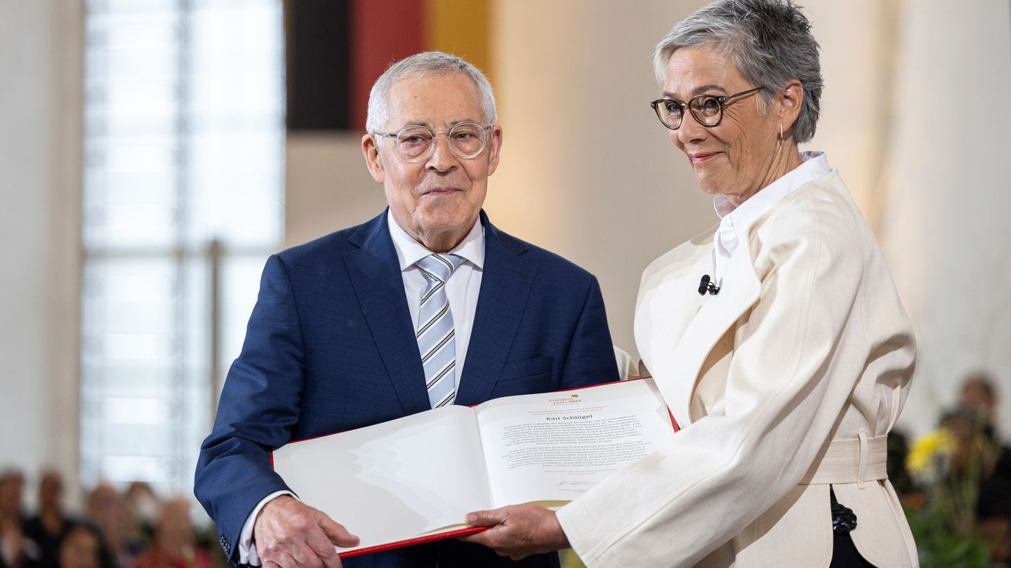 Karin Schmidt-Friderichs, Vorsteherin des Börsenvereins des Deutschen Buchhandels, übergibt Karl Schlögel den Friedenspreis des
