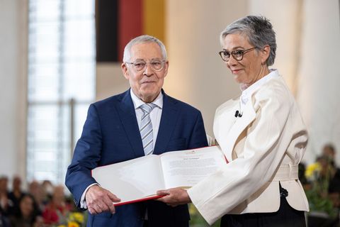 Karin Schmidt-Friderichs, Vorsteherin des Börsenvereins des Deutschen Buchhandels, übergibt Karl Schlögel den Friedenspreis des