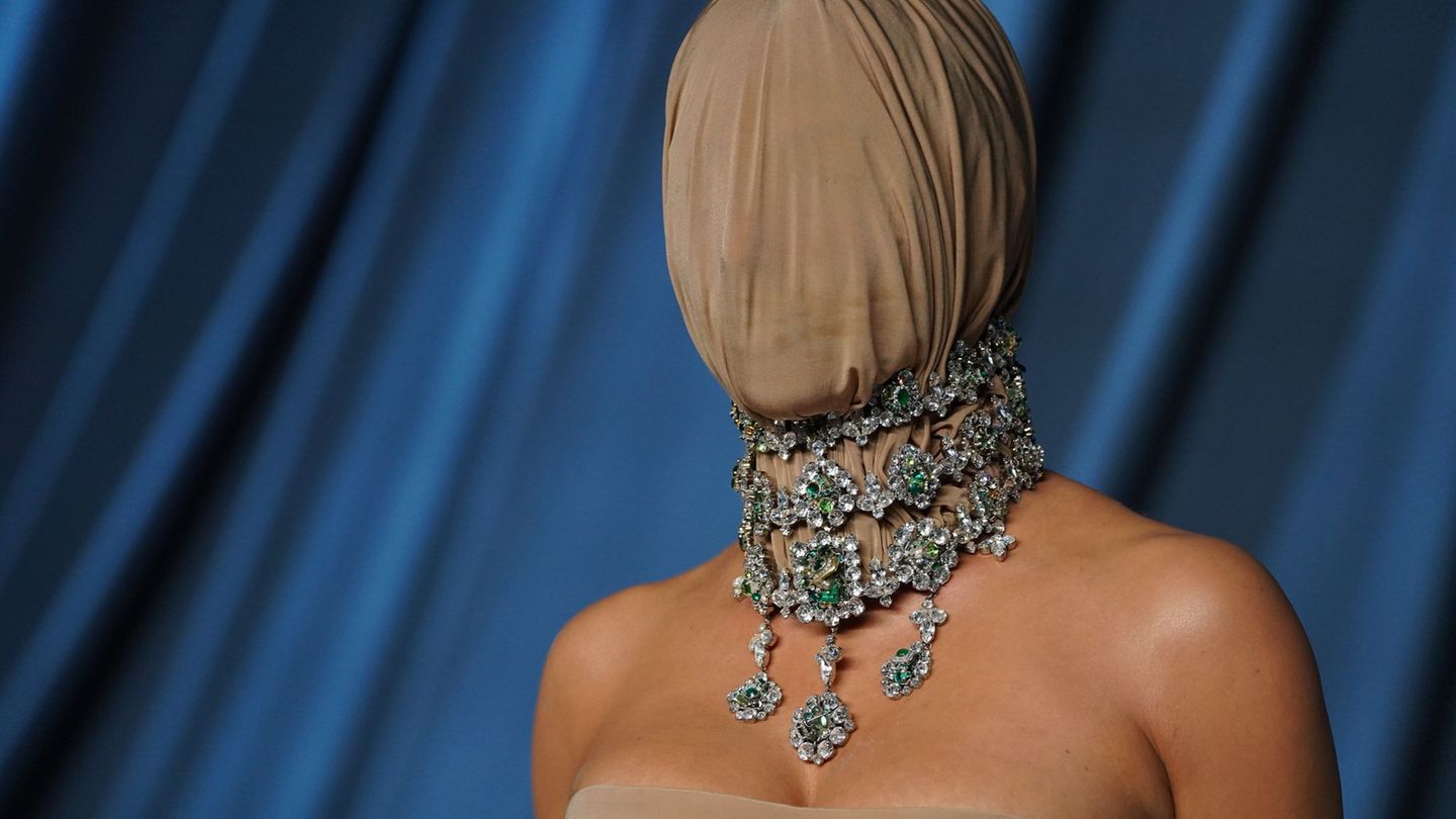 Fundraising gala in Los Angeles: Kim Kardashian with her head covered at the gala