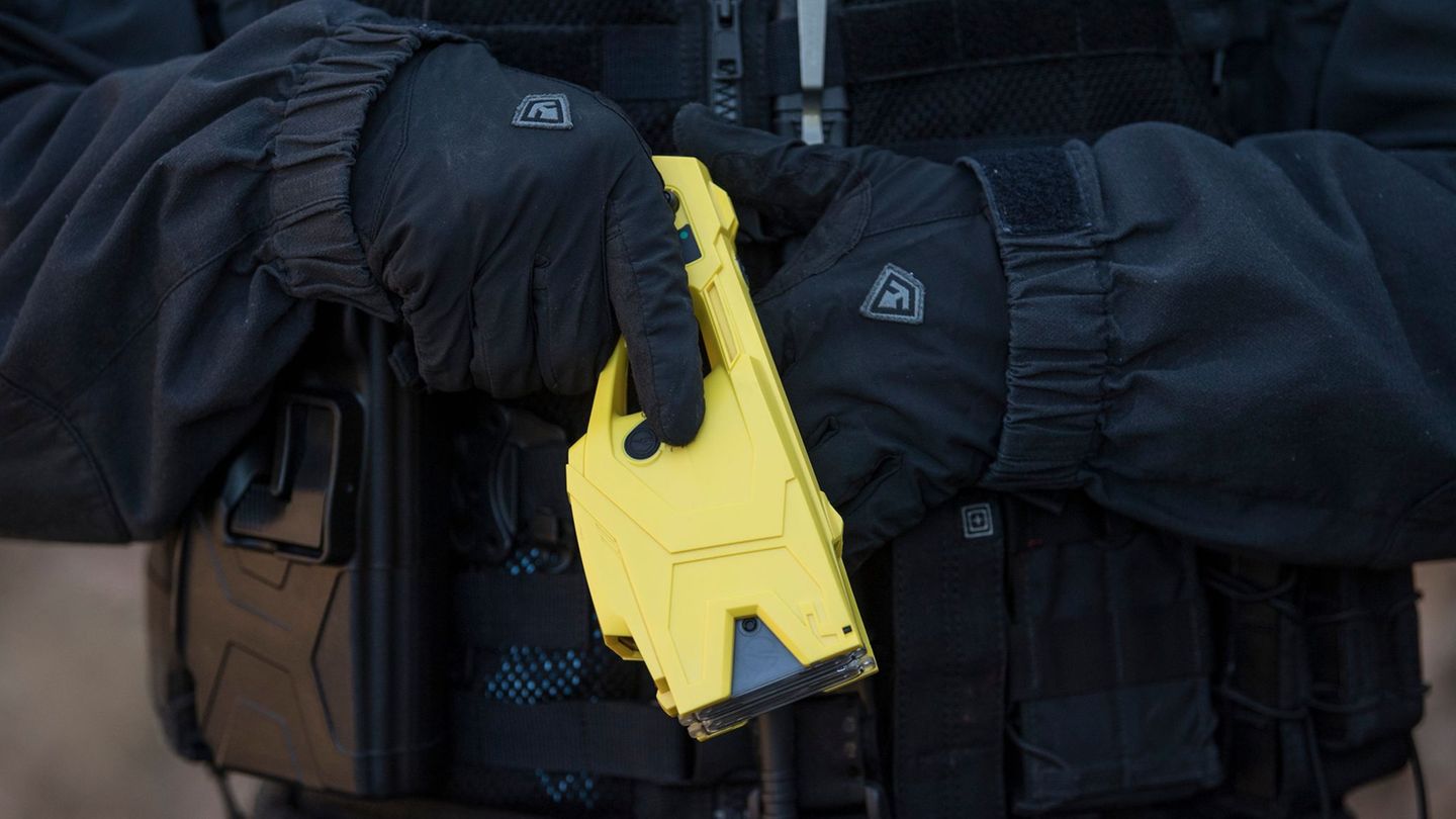Mit einem Elektroschocker (Taser) wird ein Täter mehrere Sekunden lang handlungsunfähig gemacht. Foto: Boris Roessler/dpa