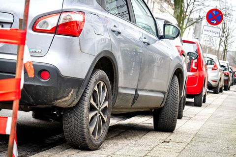 Ein Auto in der Bremer Innenstadt wurde aufgesetzt auf dem Gehweg abgestellt. Eine Aktion soll auf die Probleme dadurch aufmerks