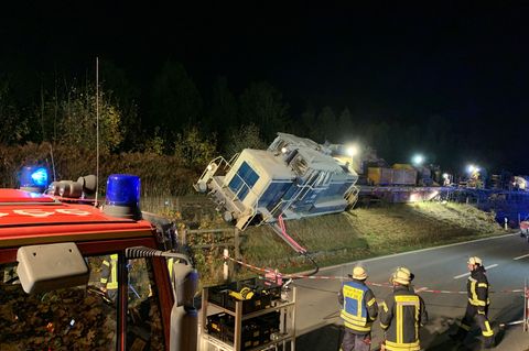 Eine Güterzuglok ist im Hochsauerlandkreis an einer Bundesstraße entgleist. Dabei gab es keine Verletzten. Foto: M. Bange/Feuerw