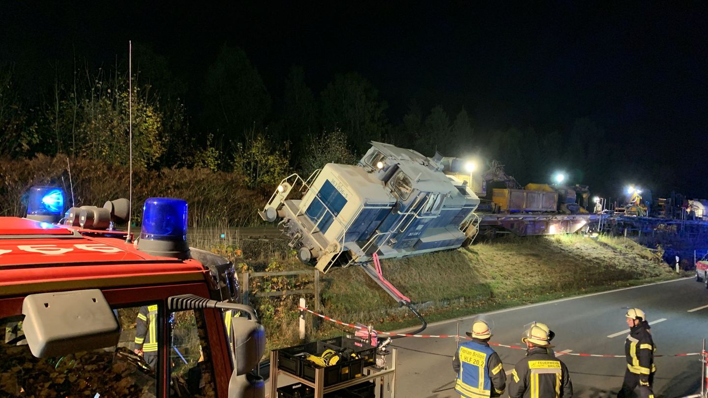 Eine Güterzuglok ist im Hochsauerlandkreis an einer Bundesstraße entgleist. Dabei gab es keine Verletzten. Foto: M. Bange/Feuerw