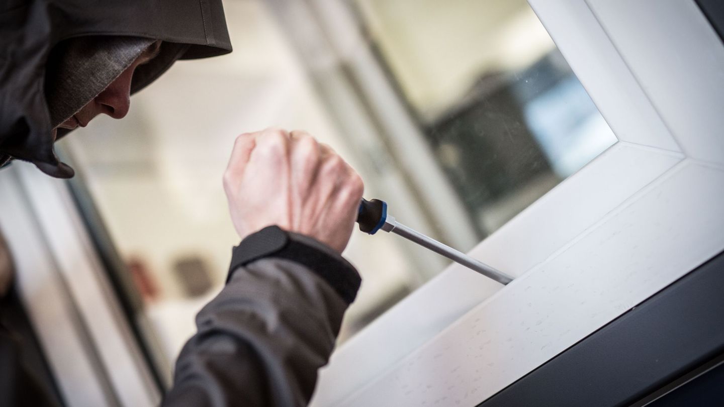 Ein Mann demonstriert in der polizeilichen Beratungsstelle, wie Einbrecher Fenster aufhebeln. (Symbolbild) Foto: Frank Rumpenhor