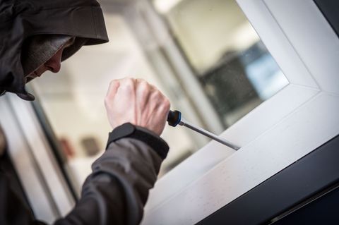 Ein Mann demonstriert in der polizeilichen Beratungsstelle, wie Einbrecher Fenster aufhebeln. (Symbolbild) Foto: Frank Rumpenhor