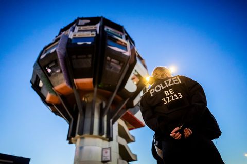 Mehr als ein Dutzend Personen hatten den Bierpinsel in Steglitz für mehrere Stunden besetzt. Foto: Christoph Soeder/dpa