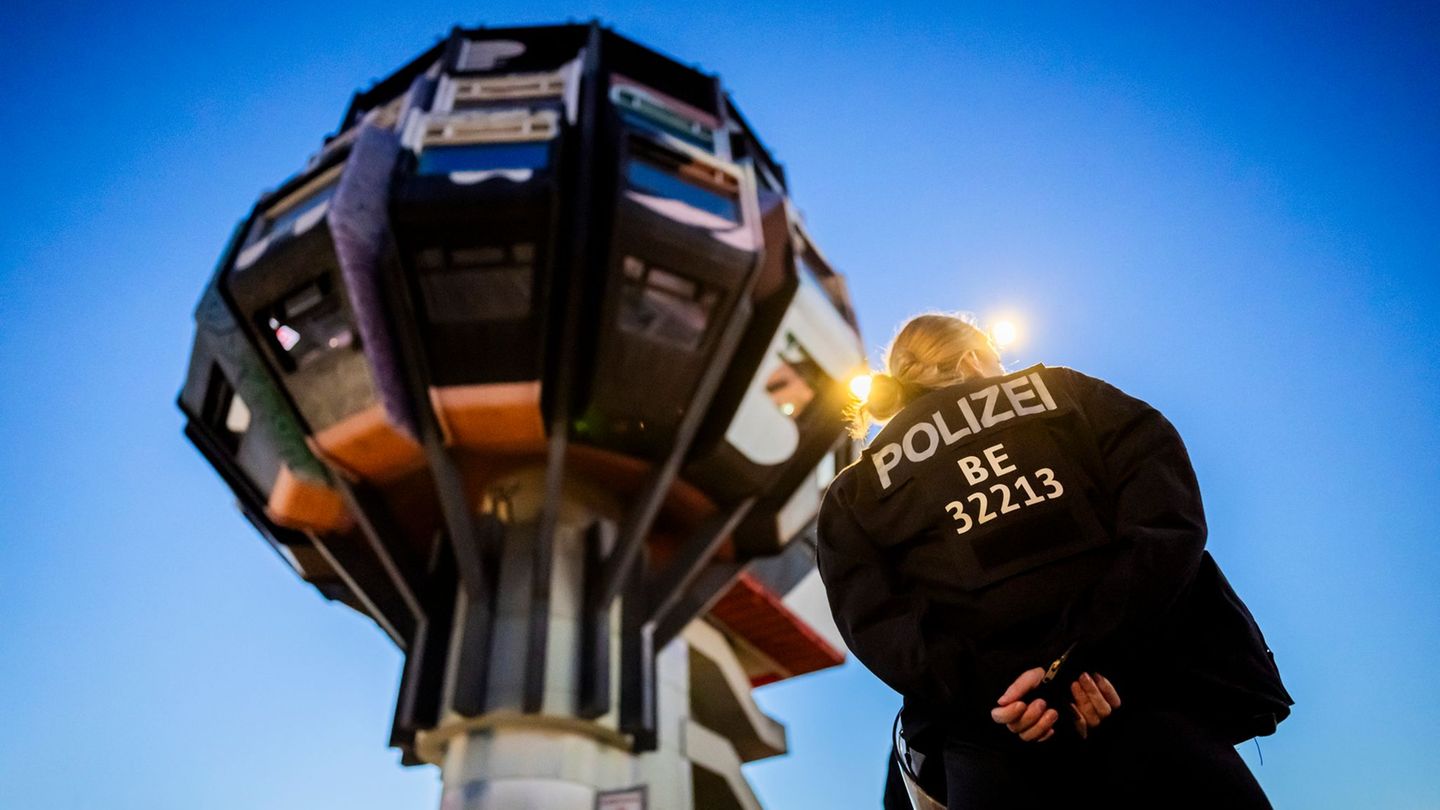 Mehr als ein Dutzend Personen hatten den Bierpinsel in Steglitz für mehrere Stunden besetzt. Foto: Christoph Soeder/dpa