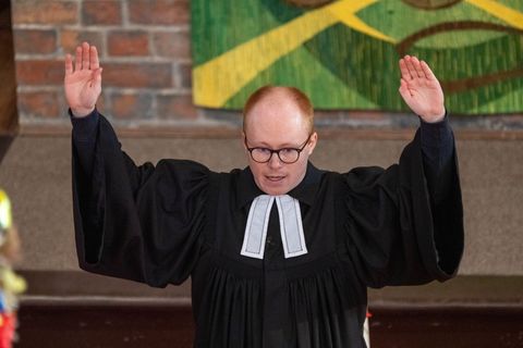 Vikar Tim Trabe leitete den Familiengottesdienst, mit dem am Sonntag des toten Fabian aus Güstrow gedacht wurde. Foto: Stefan Sa