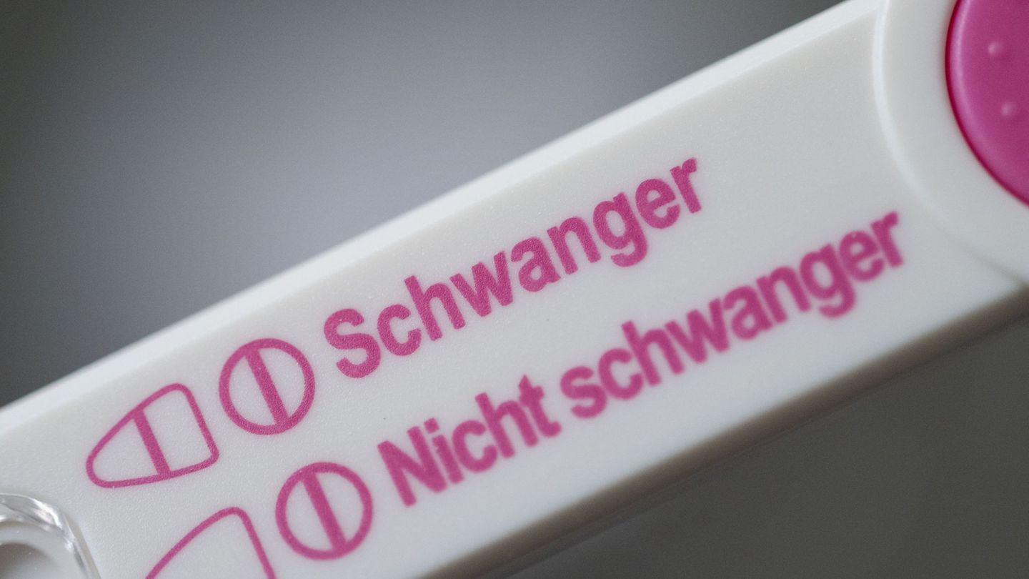 Nach einem positiven Schwangerschaftstest benötigen viele Frauen Beratung. (Symbolbild) Foto: Marijan Murat/dpa