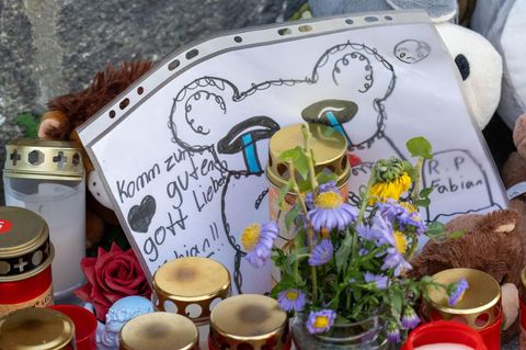 Kerzen und Schilder im Gedenken an Fabian