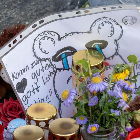 Kerzen und Schilder im Gedenken an Fabian