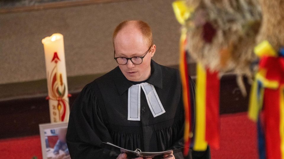 Vikar Tim Trabe leitet in der Marienkirche in Güstrow einen Familiengottesdienst für den getöteten Fabian Vikar Tim Trabe leitet in der Marienkirche in Güstrow einen Familiengottesdienst für den getöteten Fabian