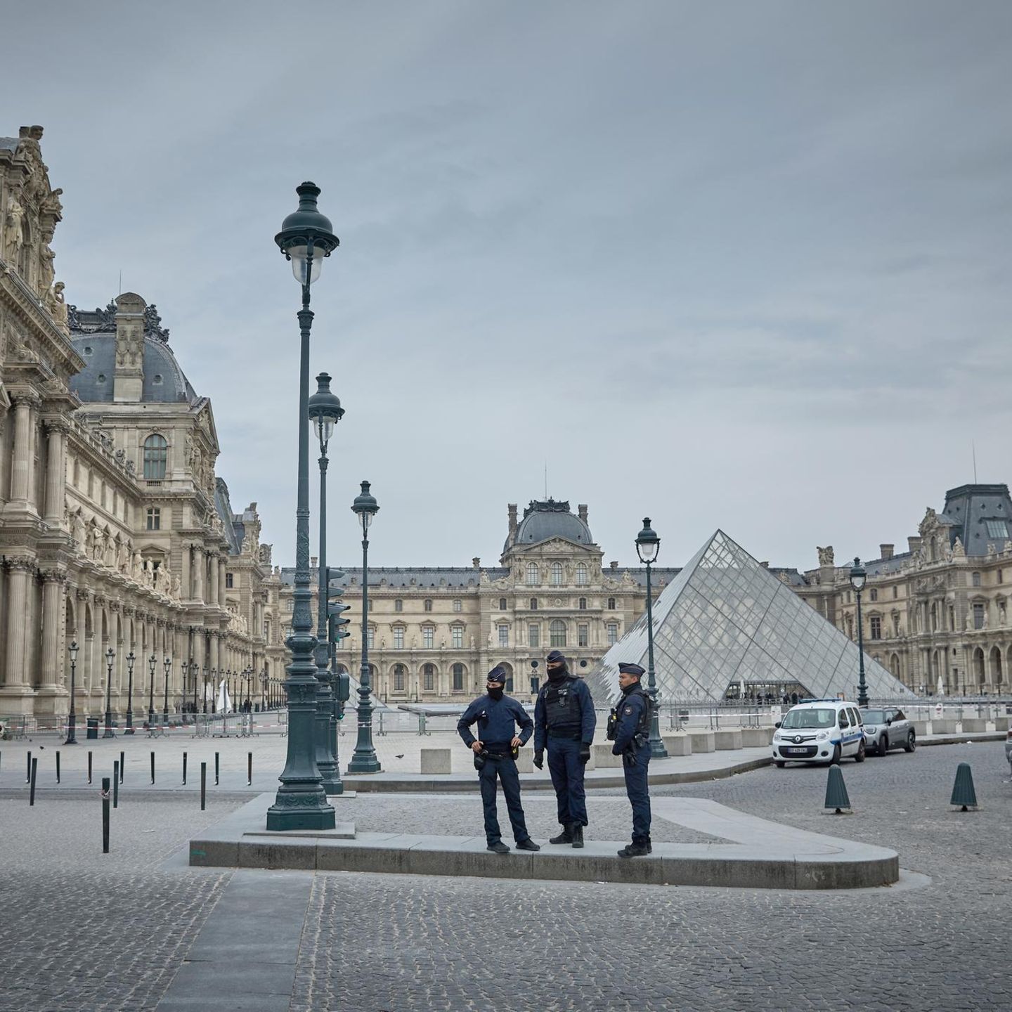 Polizisten vor dem Louvre in Paris
