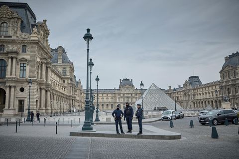 Polizisten vor dem Louvre in Paris