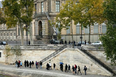 Von Dieben genutzter Lastenaufzug am Louvre in Paris