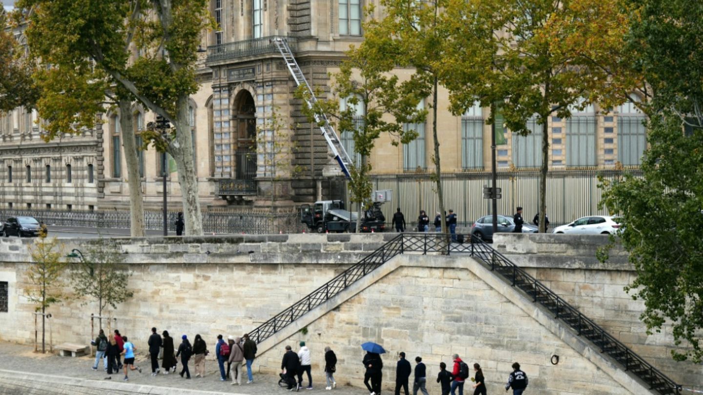 Von Dieben genutzter Lastenaufzug am Louvre in Paris