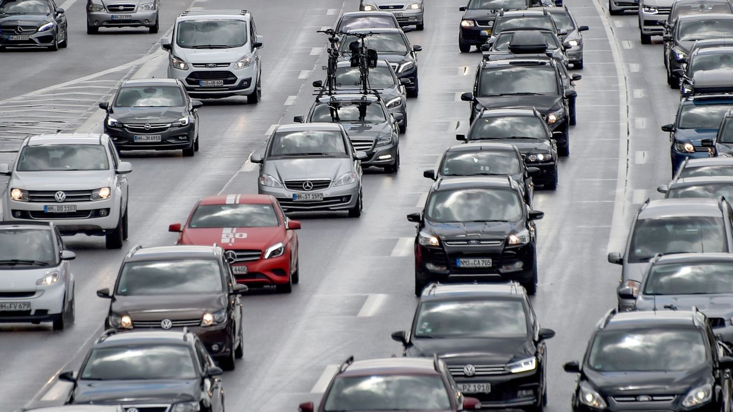 Zum Ende der ersten Herbstwoche staut es sich auf der A7. (Archivbild) Foto: Axel Heimken/dpa