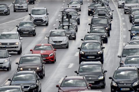 Zum Ende der ersten Herbstwoche staut es sich auf der A7. (Archivbild) Foto: Axel Heimken/dpa