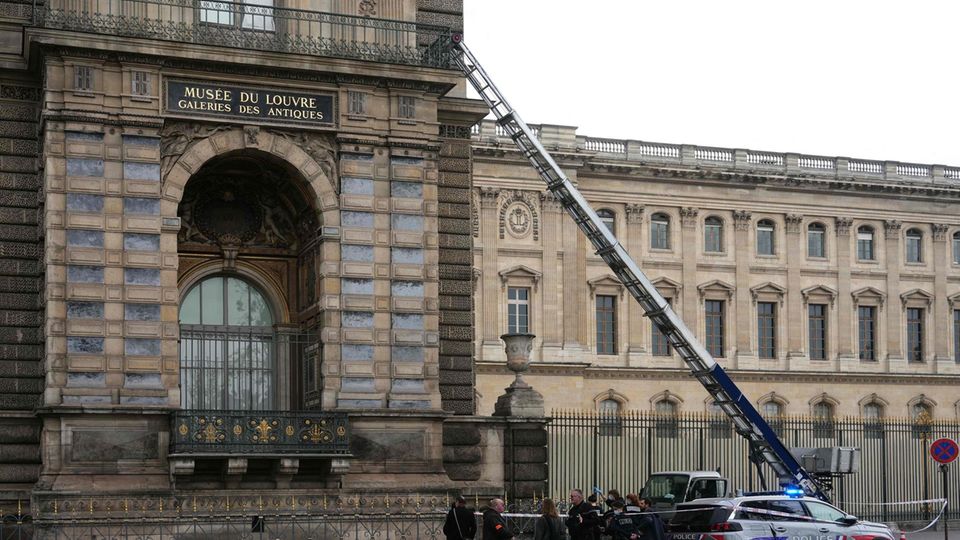 Louvre in Paris Leiter Louvre in Paris: Eine Baustellen-Leiter und Polizisten