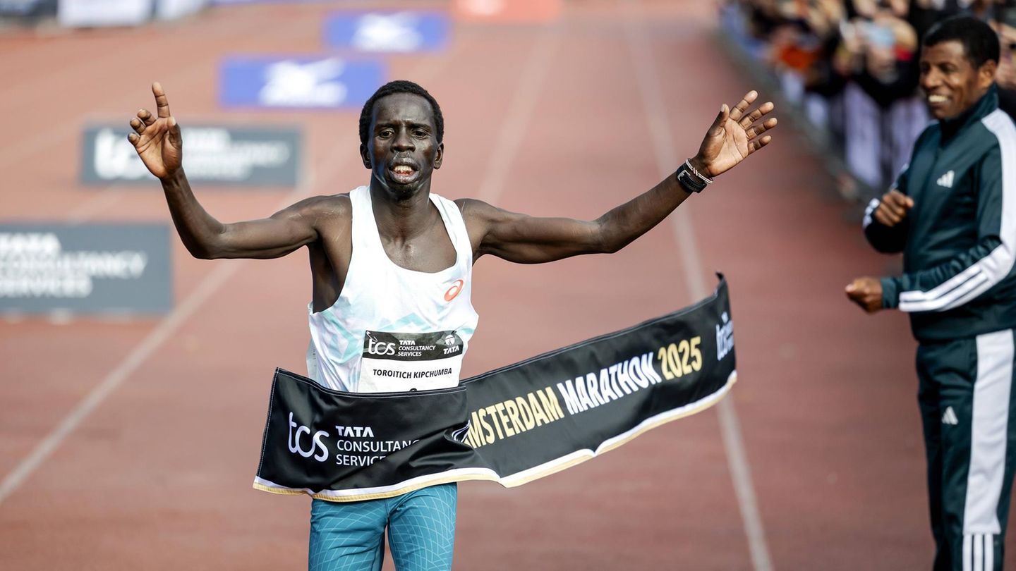 19. Oktober: 42,195 Kilometer durch die Niederlande Amsterdam, Niederlande. Im Rahmen der 750-Jahr-Feierlichkeiten wurde der TCS Amsterdam Marathon zum 50. Mal ausgetragen – erstmals an zwei Tagen. Neben dem klassischen Marathon standen auch ein Halbmarathon, ein 8-Kilometer-Lauf sowie Kinder- und Juniorenrennen auf dem Programm. Höhepunkt des sportlichen Wochenendes: Der Kenianer Geofry Kipchumba stellte mit einer Zeit von 2:03:30 Stunden einen neuen Streckenrekord auf