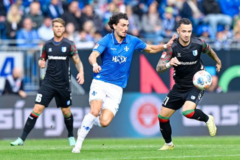 Viel Mittelfeld-Kampf beim Zweitliga-Duell in Darmstadt. Foto: Uwe Anspach/dpa