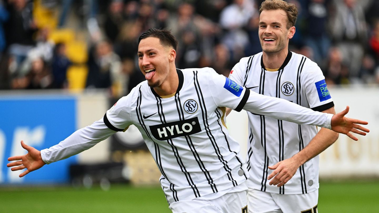 Younes Ebnoutalib (vorn): Hattrick gegen Fürth. Foto: Harald Tittel/dpa