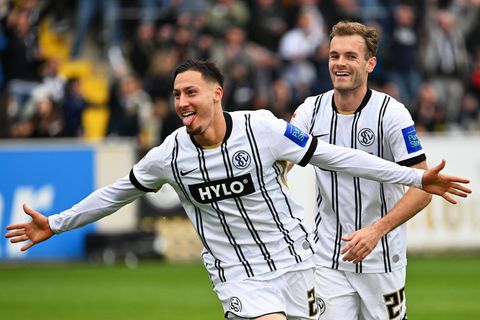 Younes Ebnoutalib (vorn): Hattrick gegen Fürth. Foto: Harald Tittel/dpa