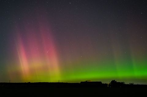 Polarlicht und Komet leuchten am Nachthimmel. Foto: Patrick Pleul/dpa