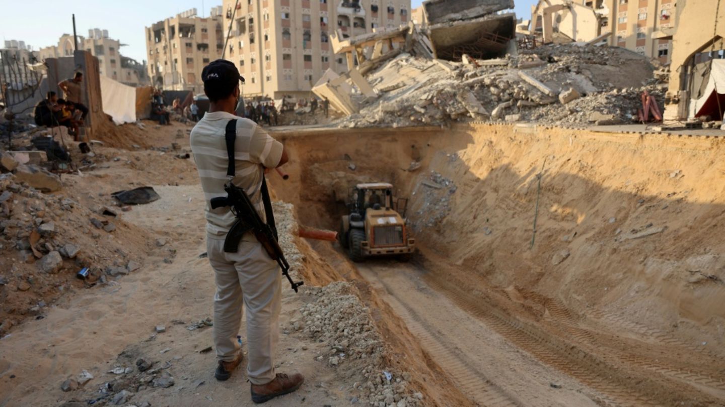 Palästinenser bei Suche nach toten Geiseln im Gazastreifen