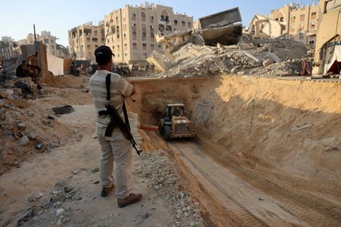 Palästinenser bei Suche nach toten Geiseln im Gazastreifen