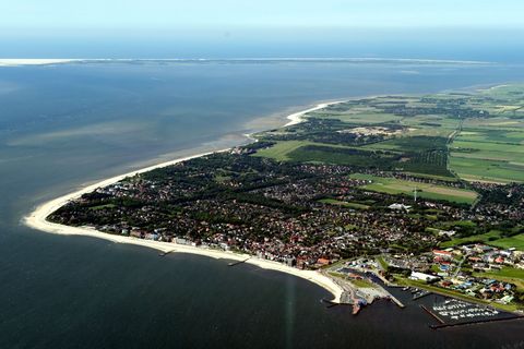 Auf der Nordsee-Insel Föhr ist auf einem Jahrmarkt ein Mann ums Leben gekommen. (Archivbild) Foto: Carsten Rehder/dpa