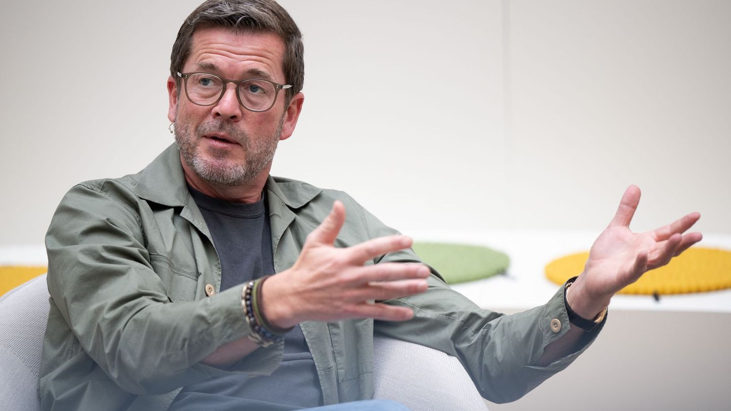 Karl-Theodor zu Guttenberg will die AfD inhaltlich konfrontieren. (Archivbild) Foto: Sebastian Gollnow/dpa