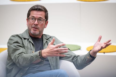 Karl-Theodor zu Guttenberg will die AfD inhaltlich konfrontieren. (Archivbild) Foto: Sebastian Gollnow/dpa