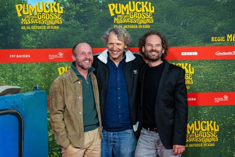 Florian Brückner (l.) und Maxi Schafroth (r.) sind Meister Eder und Pumuckl - unter Regie von Marcus H. Rosenmüller (Mitte). Fot