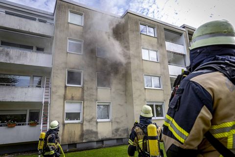 Nach ersten Erkenntnissen der Feuerwehr waren in der Wohnung Akkus beim Laden in Brand geraten. Foto: Justin Brosch/dpa