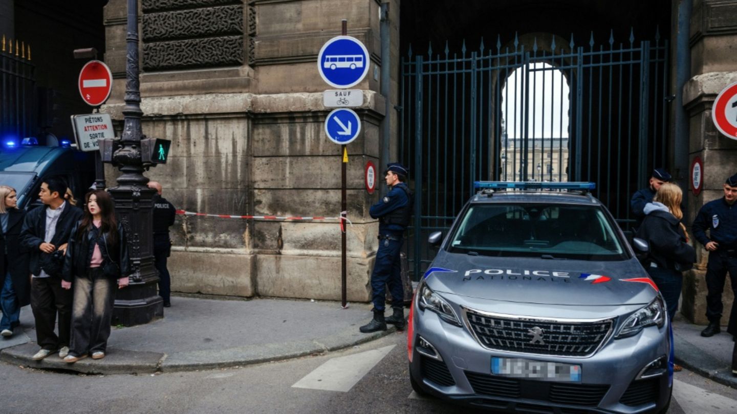 Polizisten am Sonntag vor dem Louvre-Museum