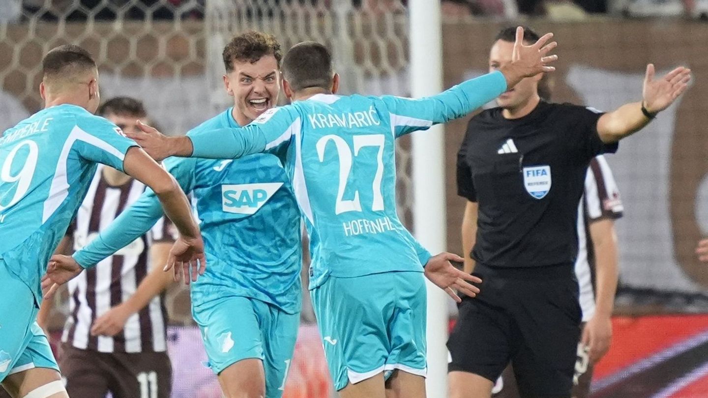 Andrej Kramaric (vorne, 1899 Hoffenheim) jubelt nach seinem Treffer zum 2:0. Foto: Marcus Brandt/dpa