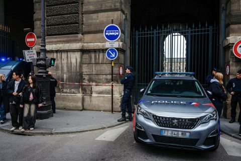 Polizisten am Sonntag vor dem Louvre-Museum