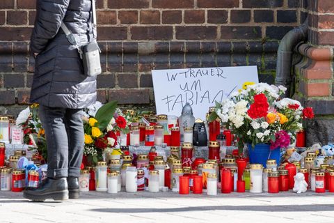 Vor der Marienkirche in Güstrow stehen Grablichter, Blumen und Plüschtiere im Gedenken an den achtjährigen Fabian