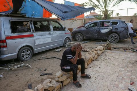 Trauernder Mann nach israelischem Luftangriff